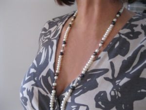 cocktail-length-white-and-black-pearl-necklace