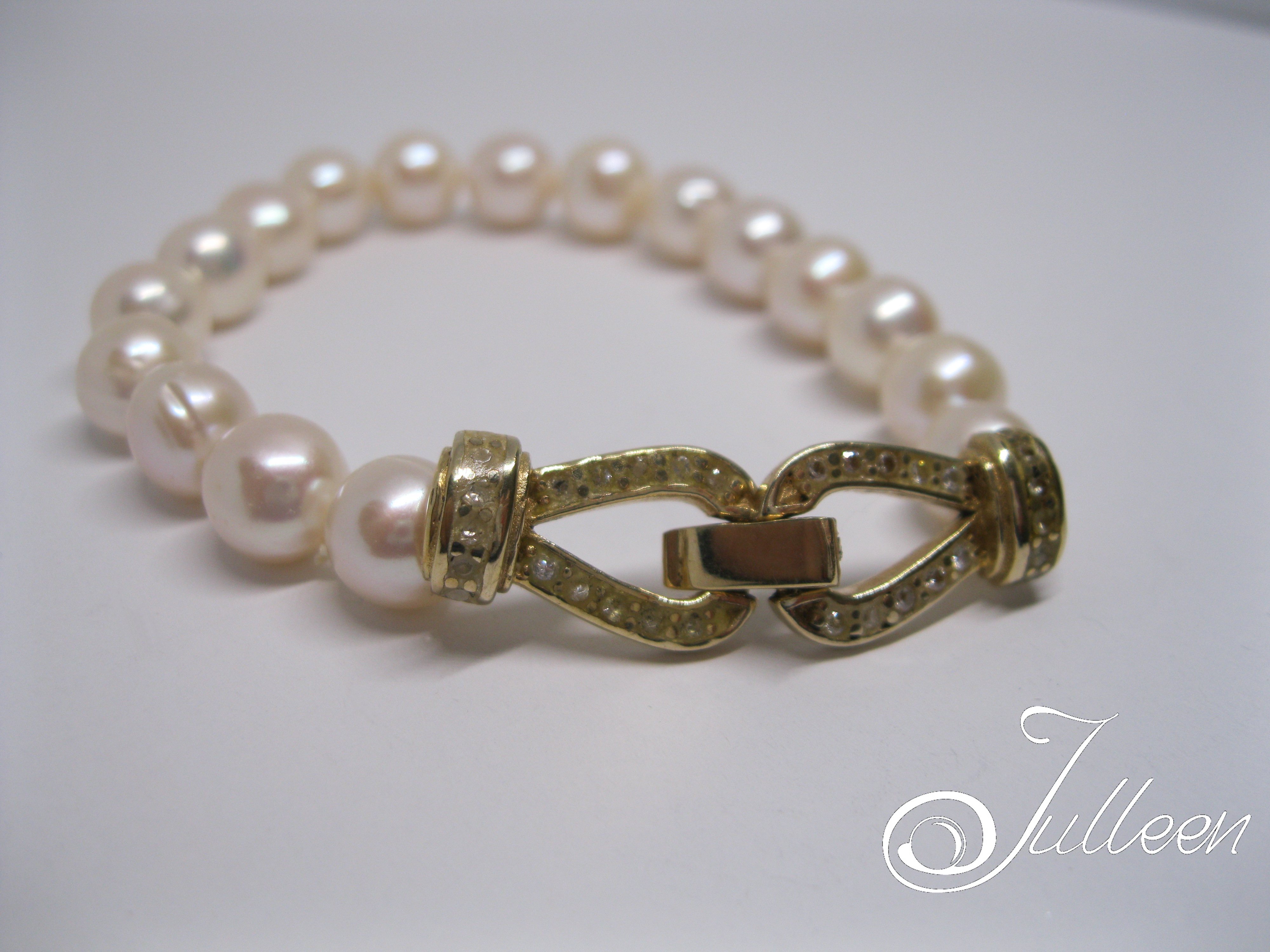 Hepburn-Classic-White-Pearl-Bracelet-vermeil-clasp