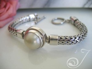 White-Mabe-Chunky-Bracelet-UB701-02