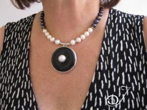 pearl-donut-necklace