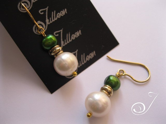 Emerald-green-white-pearl-earring-gold-Julleen-E027.119