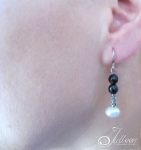 Black-white-Pearl-earring-E067.03-MODEL2